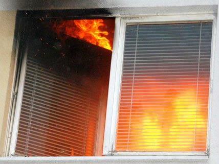 Zwei Personen wurden aus der brennenden Wohnung gerettet.