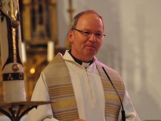 Bischofsweihe im Dom St. Nikolaus beginnt um 16.30 Uhr. Bischofsweihe im Dom St. Nikolaus beginnt um 16.30 Uhr.