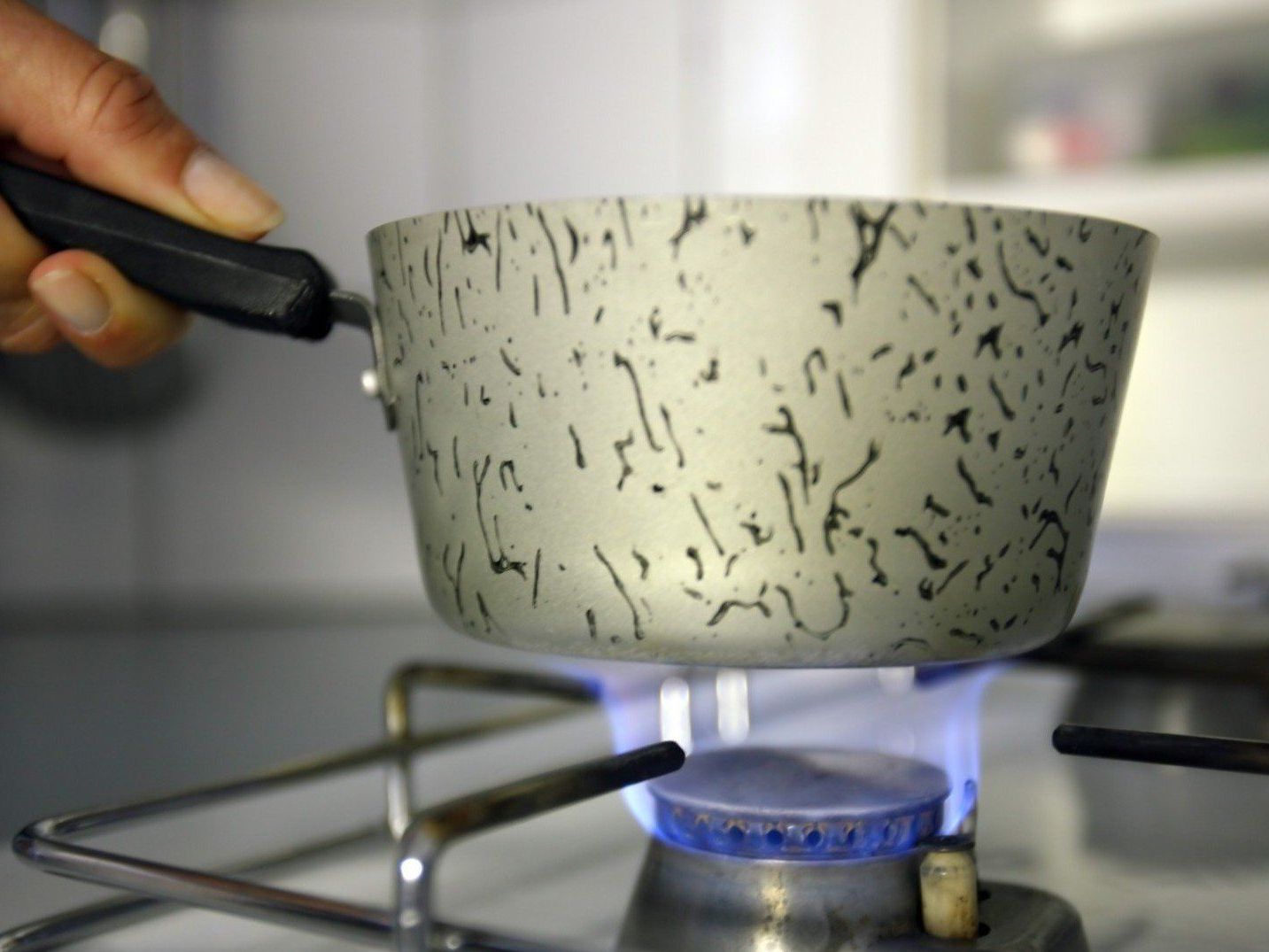 Auf dem Herd zubereitetes Essen fing in einer Wohnung in Wien-Liesing Feuer. Auf dem Herd zubereitetes Essen fing in einer Wohnung in Wien-Liesing Feuer.