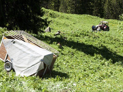 Mann aus Laterns bei Unfall mit Traktor tödlich verunglückt. Mann aus Laterns bei Unfall mit Traktor tödlich verunglückt.