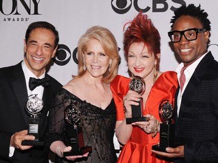 Cyndi Lauper (3.v.l.) räumt gleich sechs Tony-Awards ab Cyndi Lauper (3.v.l.) räumt gleich sechs Tony-Awards ab