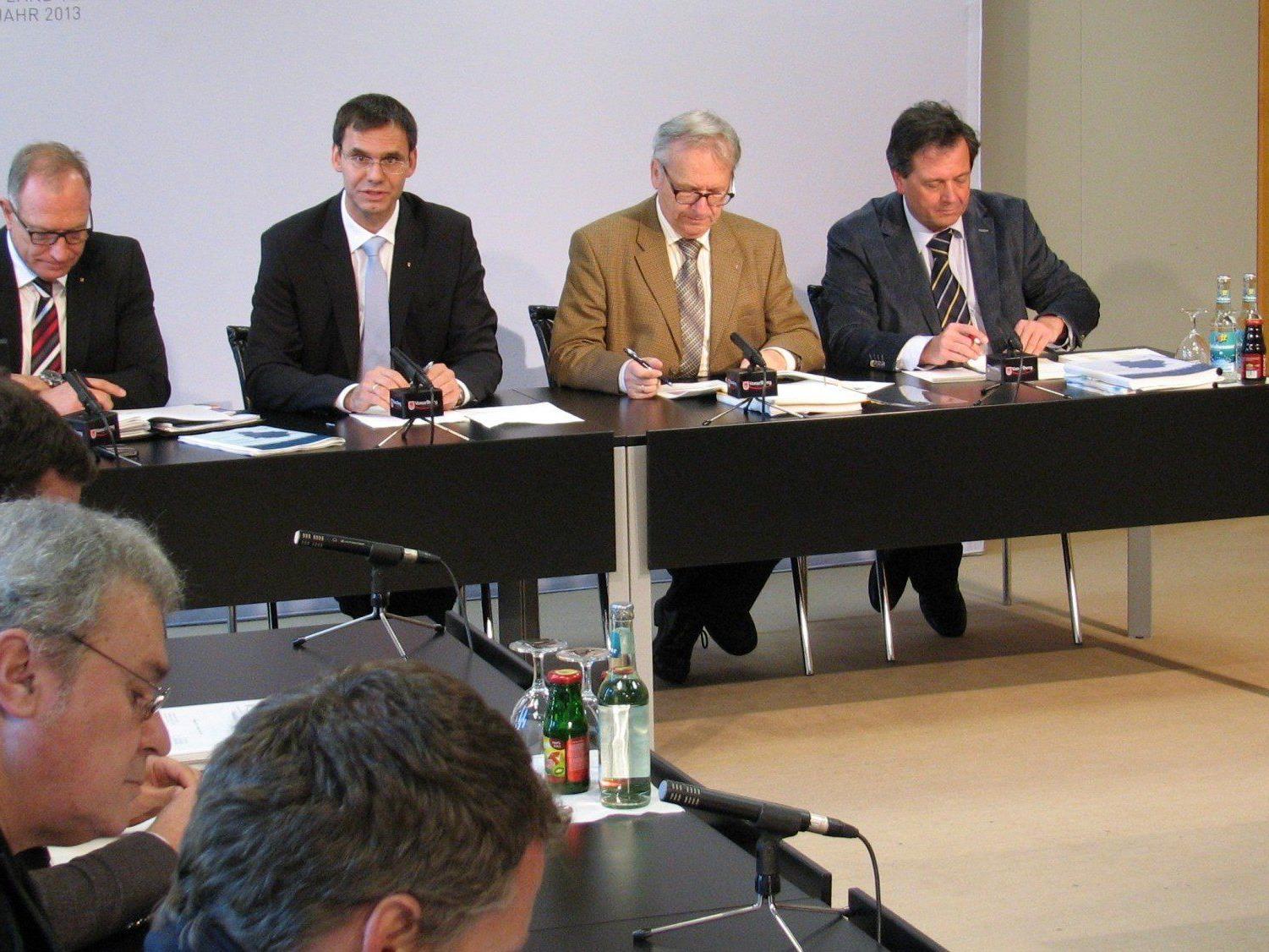 Landeshauptmann Markus Wallner präsentierte mit den zuständigen Beamten der Finanzabteilung, Abteilungsvorstand Egon Mohr und Heinz Fischer, den Rechnungsabschluss 2012 des Landes Vorarlberg