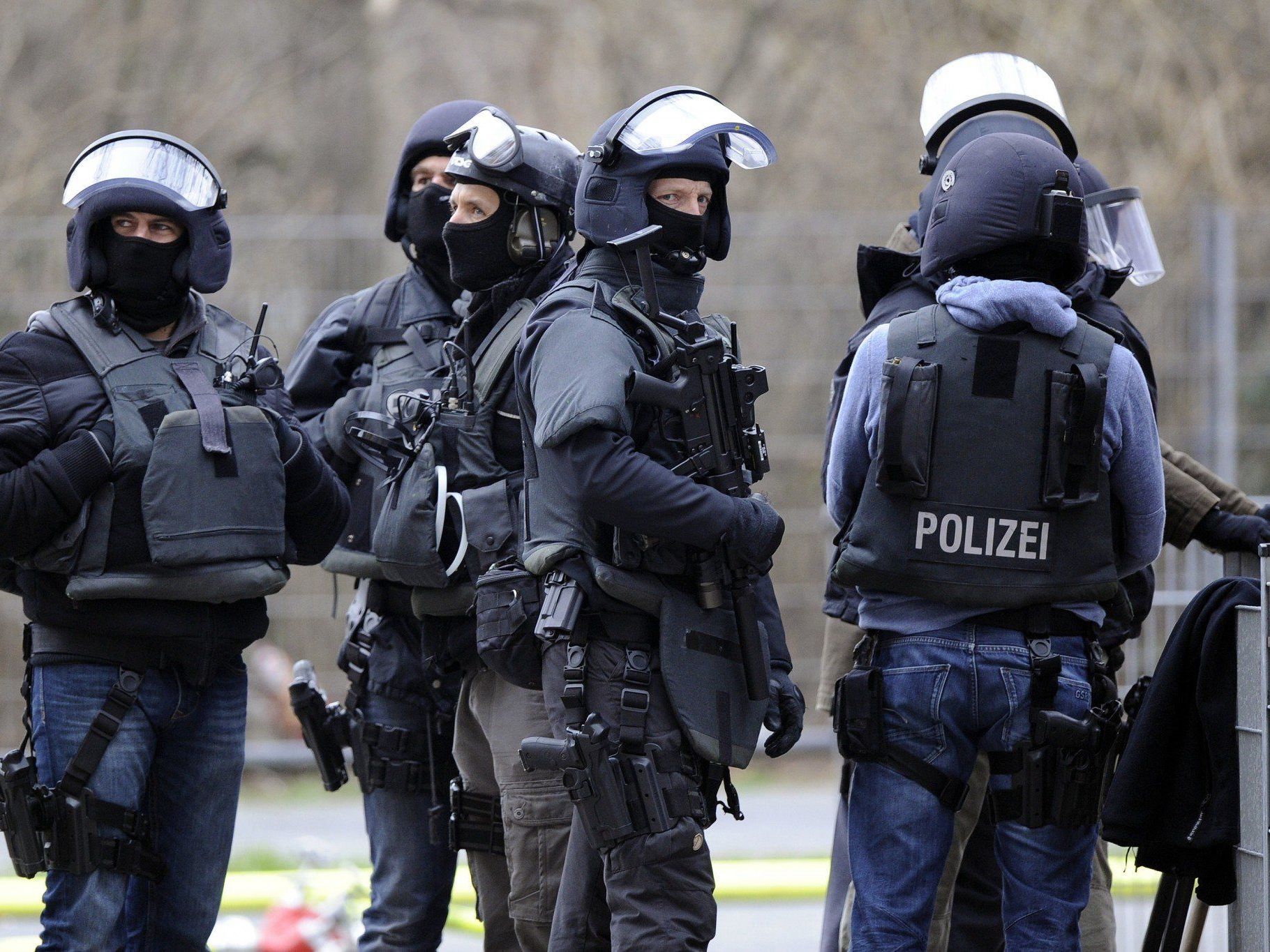 Vermutete Waffenlager riefen auch die Spezialisten des deutschen SEK auf den Plan. Vermutete Waffenlager riefen auch die Spezialisten des deutschen SEK auf den Plan.