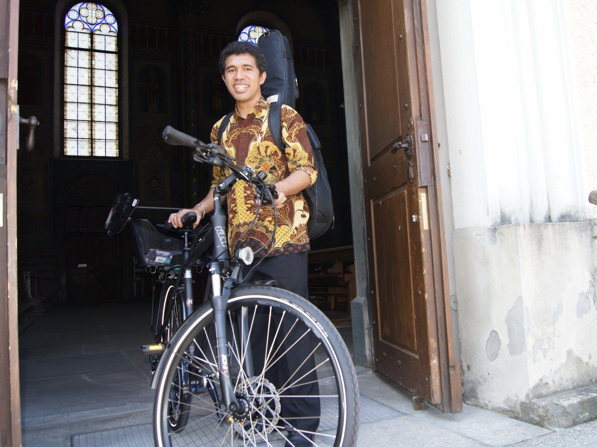 Zum Abschied bekam Kaplan Severin Korsin von der Pfarrgemeinde ein Fahrrad als Geschenk.