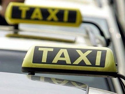Der Taxifahrer wurde plötzlich von seinem Fahrgast mit einem Messer bedroht. Der Taxifahrer wurde plötzlich von seinem Fahrgast mit einem Messer bedroht.