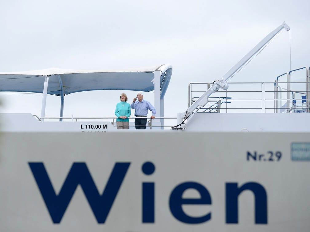 Hochwasser - Passagiere verlassen gestrandetes Donau-Kreuzfahrtschiff Hochwasser - Passagiere verlassen gestrandetes Donau-Kreuzfahrtschiff