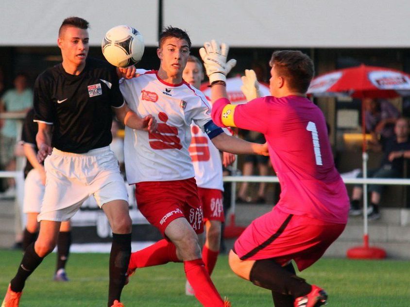 FC Dornbirn U-17 gewinnt im Halbfinale zweimal gegen den Titelverteidiger Bregenz und steht im Finale. FC Dornbirn U-17 gewinnt im Halbfinale zweimal gegen den Titelverteidiger Bregenz und steht im Finale.