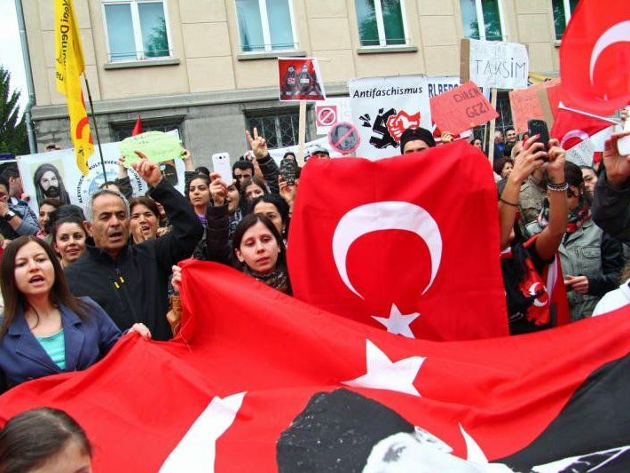 Demonstration richtete sich gegen die türkische Regierung. Demonstration richtete sich gegen die türkische Regierung.