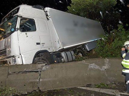 Auf der A21 kam es zu einem Lkw-Unfall.