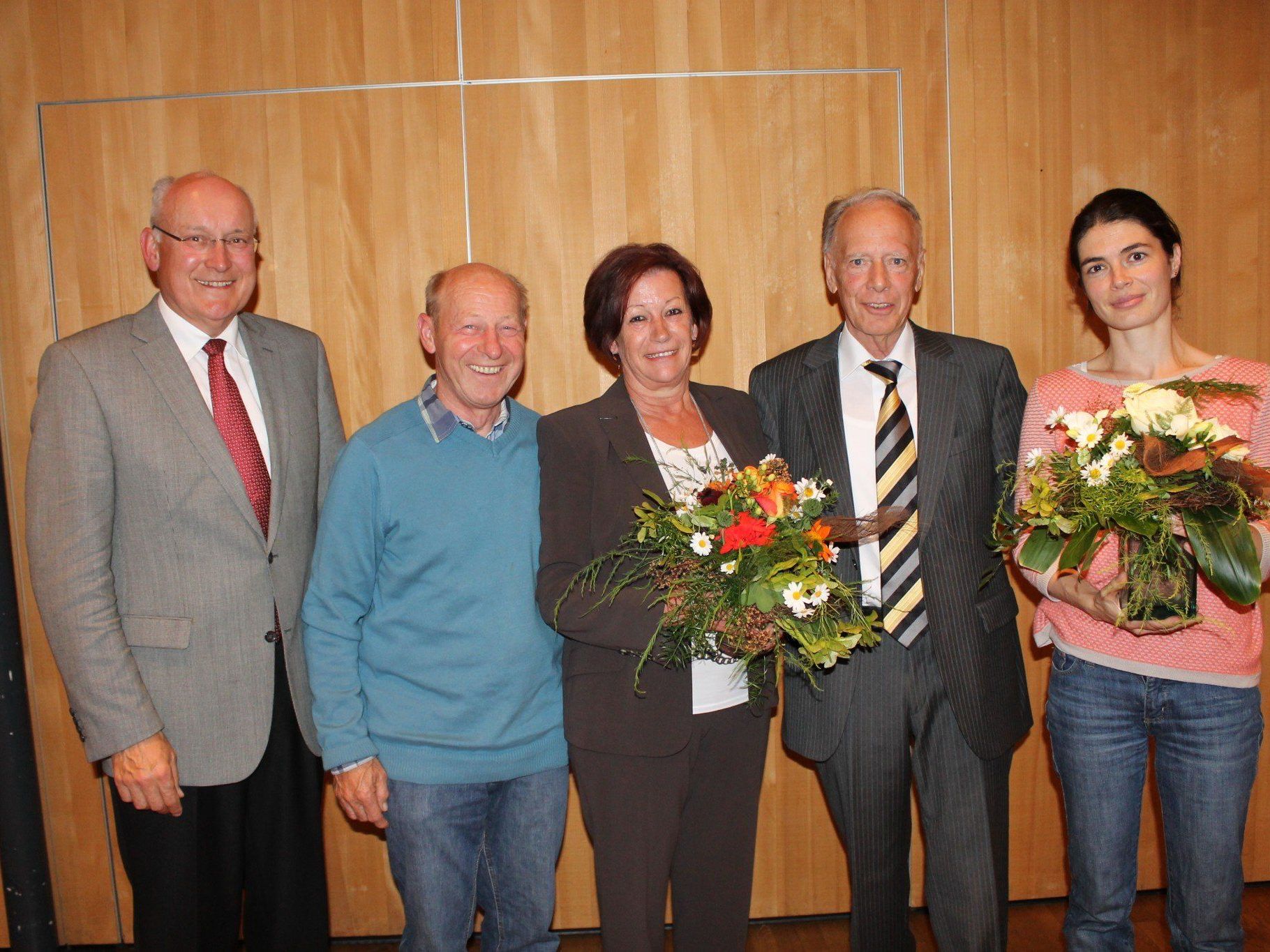 Die Jubilare mit Obmann und Chorleitern Die Jubilare mit Obmann und Chorleitern