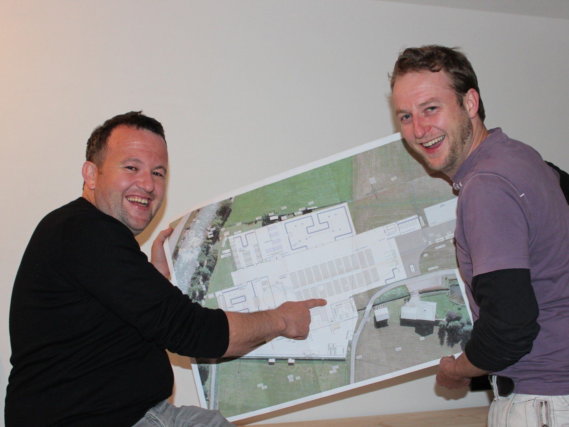 Bei ihnen laufen alle Fäden zusammen: Festobmann und Obmann Mathias Simma und Festobmann Martin Natter mit einem Plan des Zeltes. Bei ihnen laufen alle Fäden zusammen: Festobmann und Obmann Mathias Simma und Festobmann Martin Natter mit einem Plan des Zeltes.