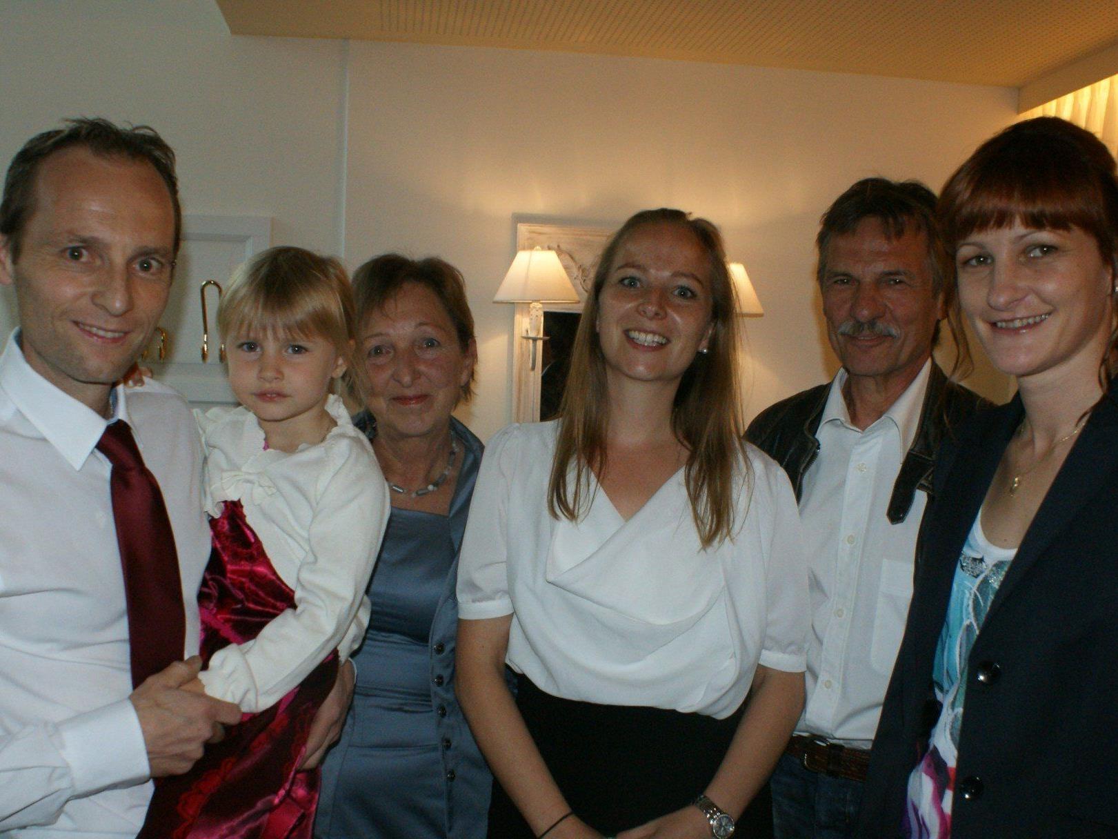 Marcel Lerch mit Tochter Alissa, Mama Trudi, Schwester Olivia, Papa Erich und Freundin Isolde