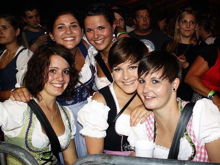 Viele charmante Frauen sind beim Bezirksmusikfest in Au mit von der Partie.