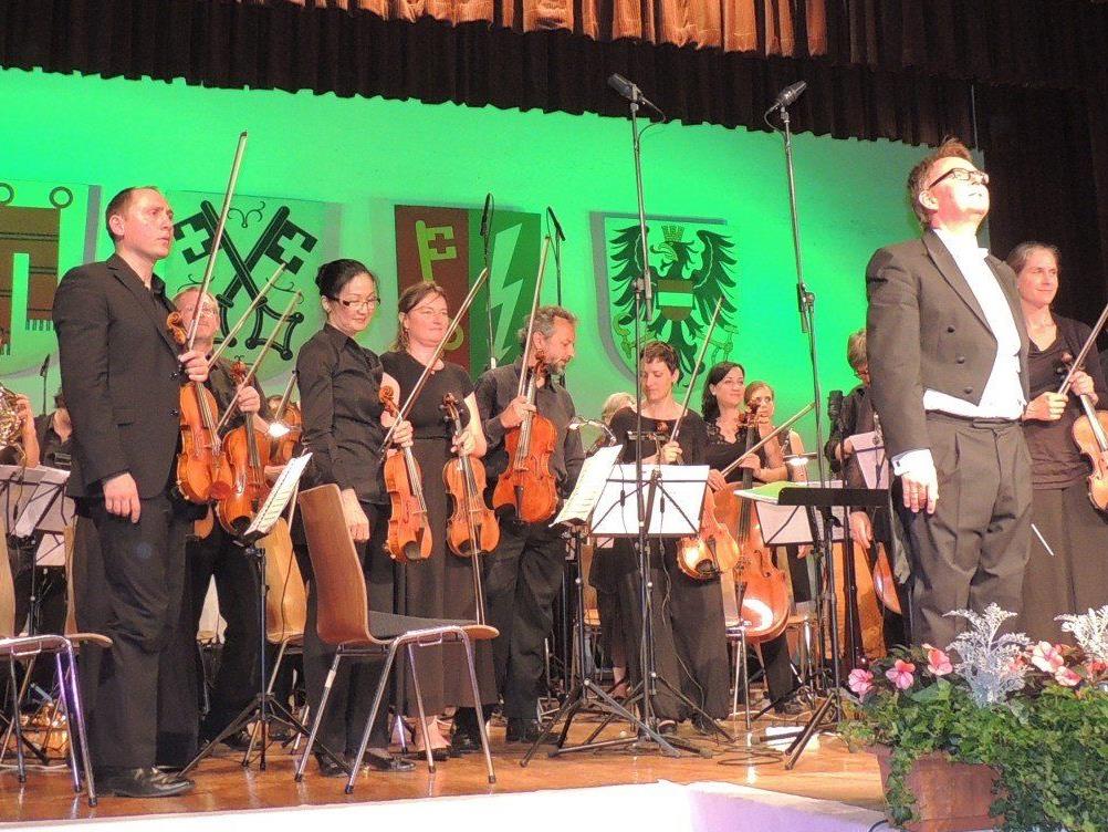 Johann-Strauß-Konzert in Vandans mit Dirigent Nikolaus Netzer und Zithersolist Michael Gapp (von links).