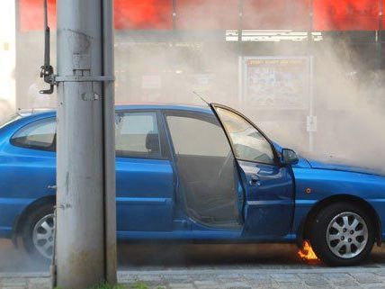 Leserreporter beobachtet Pkw-Brand auf Simmeringer Hauptstasse Leserreporter beobachtet Pkw-Brand auf Simmeringer Hauptstasse
