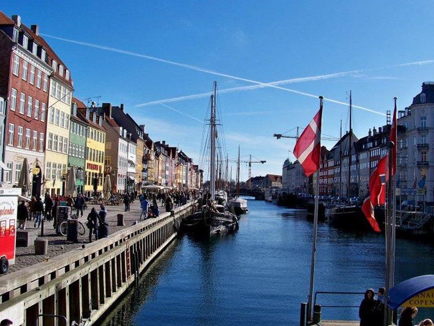 Kopenhagen ist eine der wenigen Städte, die nicht in die Höhe, sondern in die Breite gewachsen sind.
