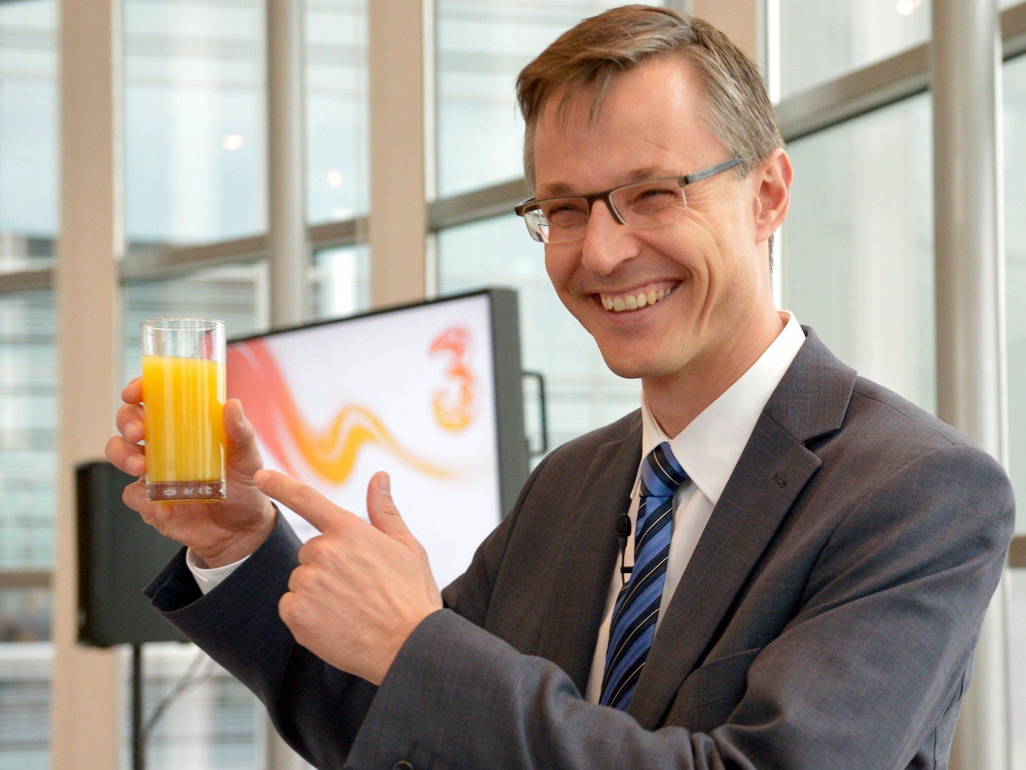 Der Name "Orange" wurde liquidiert - neuer Name: Hutchison Drei Austria. Der Name "Orange" wurde liquidiert - neuer Name: Hutchison Drei Austria.