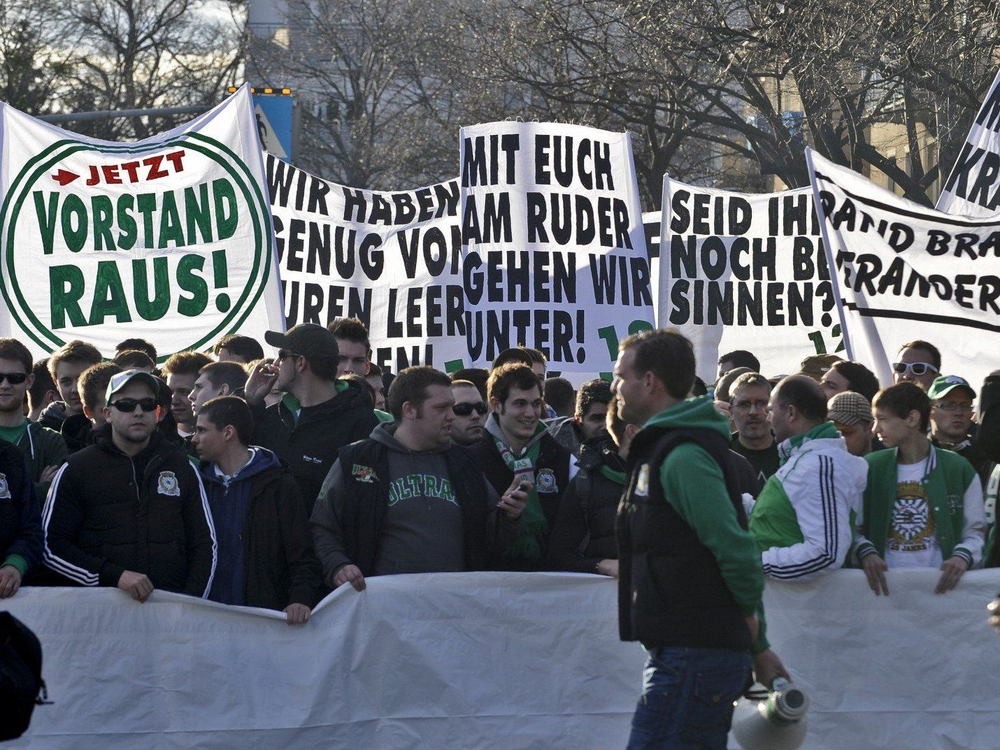 Die Rapid-Fans beenden ihren Stimmungsboykott für die kommende Fußball-Saison. Die Rapid-Fans beenden ihren Stimmungsboykott für die kommende Fußball-Saison.
