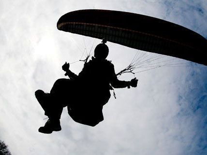Der Gleitschirm-Pilot geriet in Turbulenzen und blieb in einer Baumkrone hängen. Der Gleitschirm-Pilot geriet in Turbulenzen und blieb in einer Baumkrone hängen.