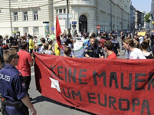 Demo bei Polizeieinsatz zum Abtransport der Flüchtlinge Demo bei Polizeieinsatz zum Abtransport der Flüchtlinge