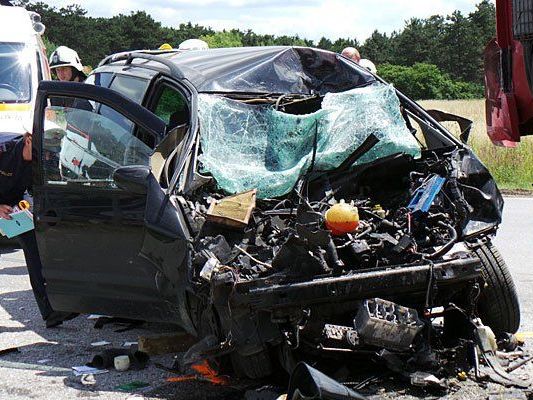 Ein verheerendes Bild bot sich nach dem Unfall auf der B26 Ein verheerendes Bild bot sich nach dem Unfall auf der B26