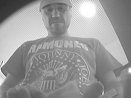 Dieser Mann wird als Tatverdächtiger gesucht Dieser Mann wird als Tatverdächtiger gesucht