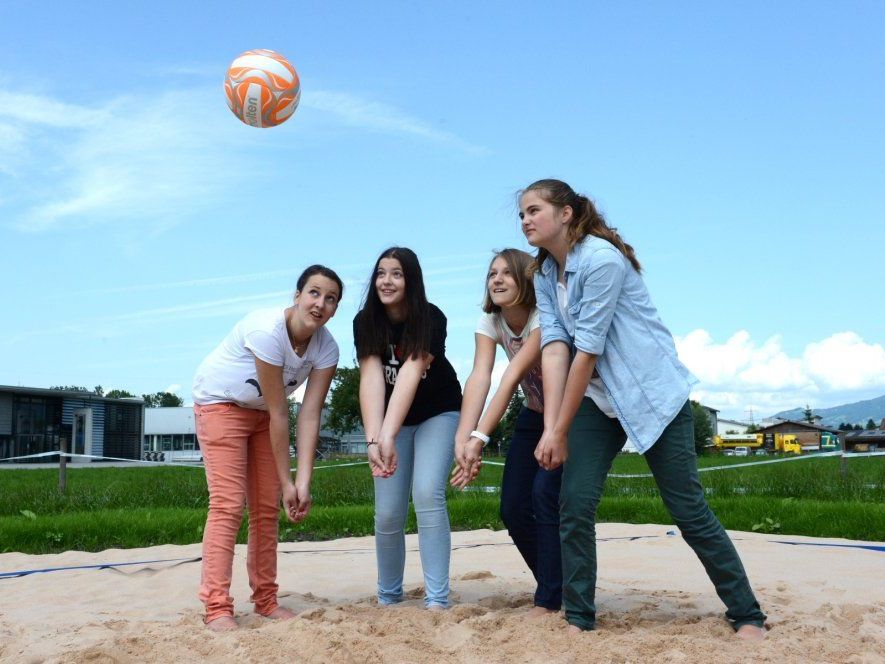 Der neue Beachvolleyballplatz wird nach Eröffnung von den Jugendlichen stark frequentiert. Der neue Beachvolleyballplatz wird nach Eröffnung von den Jugendlichen stark frequentiert.