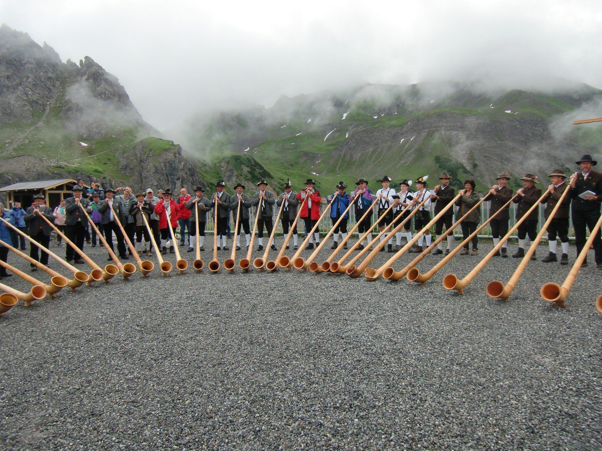 Alphornbläser beim gemeinsamen Alphornblasen 2012. Alphornbläser beim gemeinsamen Alphornblasen 2012.