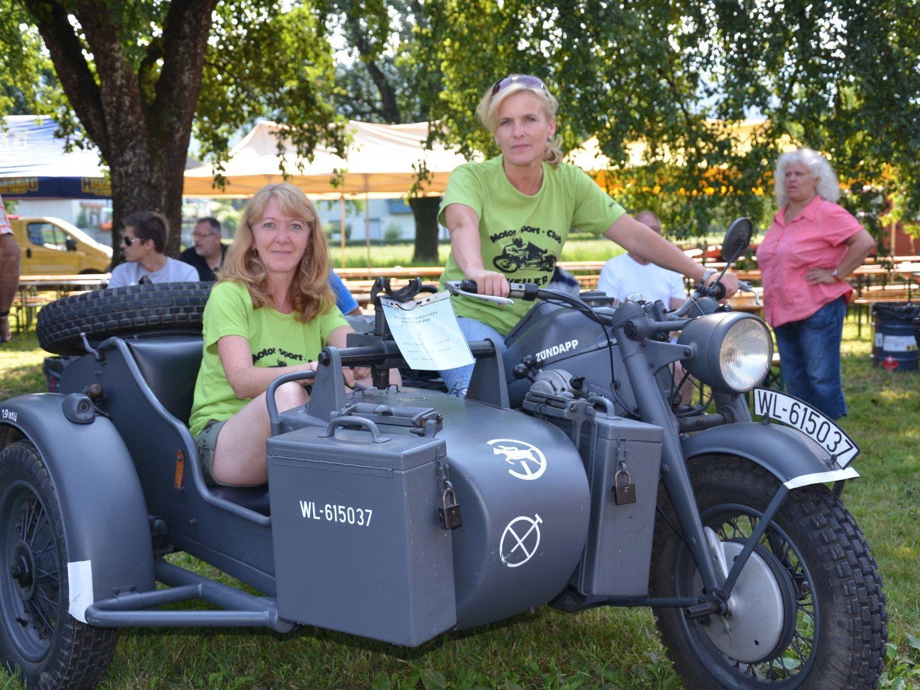 Heisse Oldtimer und coole Girls beim Motorradtreffen in Weiler.