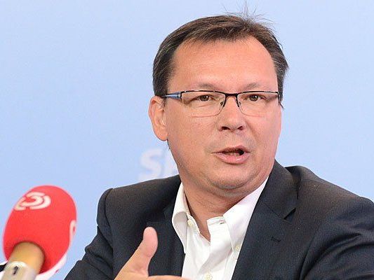 Norbert Darabos und die SPÖ stellen sich in der Abschiebungsdebatte auf die Seite der Innenministerin Norbert Darabos und die SPÖ stellen sich in der Abschiebungsdebatte auf die Seite der Innenministerin