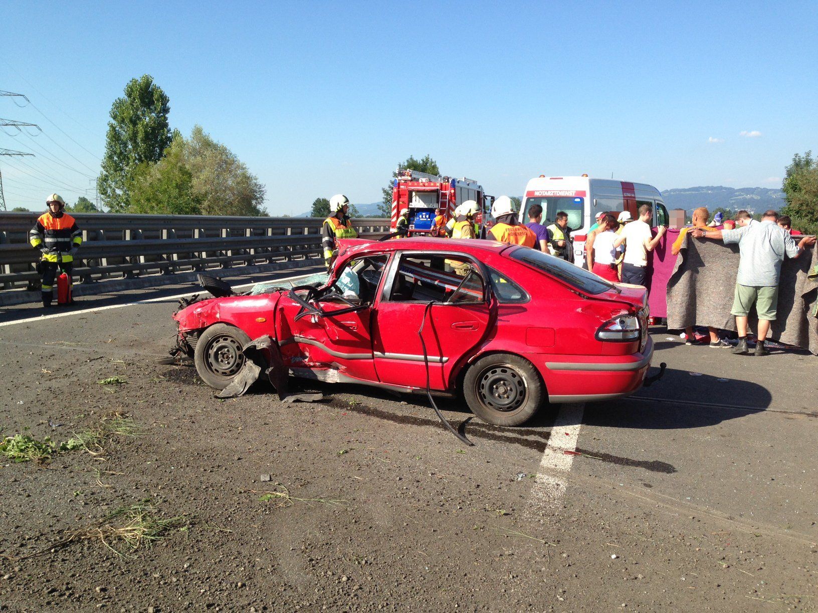 Einer der fün Insassen wurde bei dem Unfall schwer verletzt. Einer der fün Insassen wurde bei dem Unfall schwer verletzt.