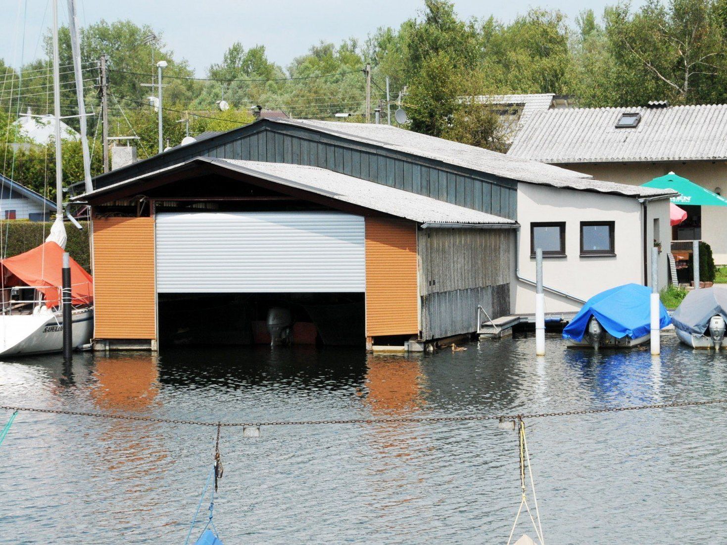 Auf dem Dach der Bootsgarage von Franz Blum, ,,Fränzle's",  wird eine Terrasse errichtet. Auf dem Dach der Bootsgarage von Franz Blum, ,,Fränzle's",  wird eine Terrasse errichtet.