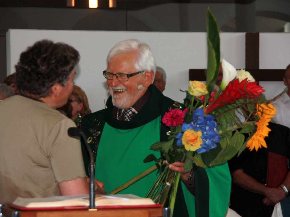 In der Kirche beim Gottesdienst und auf dem Kirchplatz beim anschließenden Geburtstags-Apero ließen die Harder ihren Pfarrer hoch leben. In der Kirche beim Gottesdienst und auf dem Kirchplatz beim anschließenden Geburtstags-Apero ließen die Harder ihren Pfarrer hoch leben.