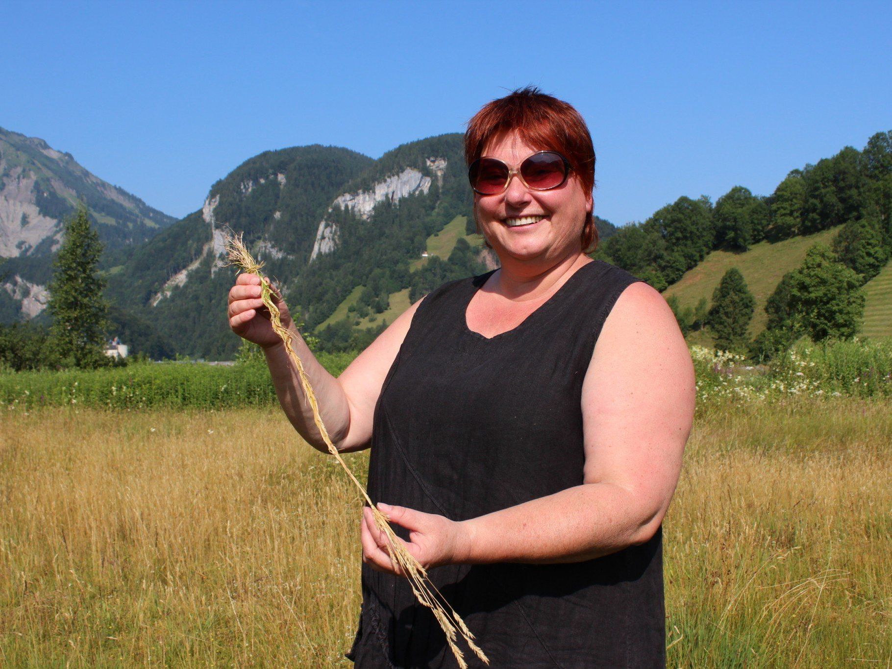 Katharina Waibel hat aus Süßgras einen Zopf geflochten. Dieser lässt sich hervorragend räuchern. Katharina Waibel hat aus Süßgras einen Zopf geflochten. Dieser lässt sich hervorragend räuchern.