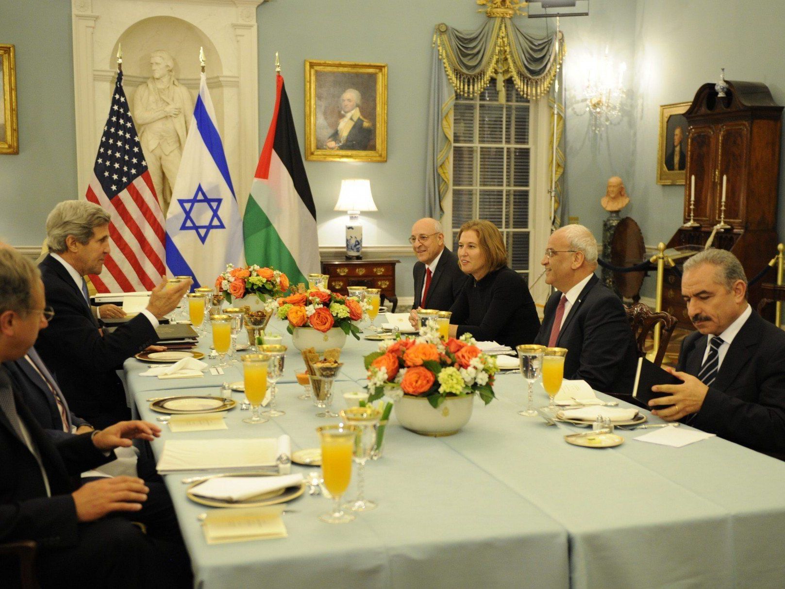 Die Friedensverhandlungen zwischen Israel und Palästina begannen gestern mit einem Abendessen. Die Friedensverhandlungen zwischen Israel und Palästina begannen gestern mit einem Abendessen.
