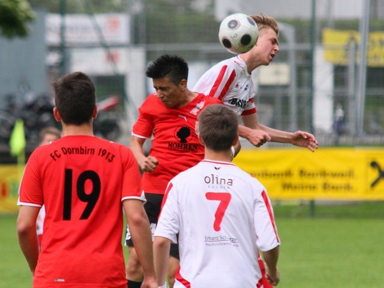 Jeremy Bischoff gibt mit 15 Jahren das Debüt in der ersten Kampfmannschaft. Jeremy Bischoff gibt mit 15 Jahren das Debüt in der ersten Kampfmannschaft.