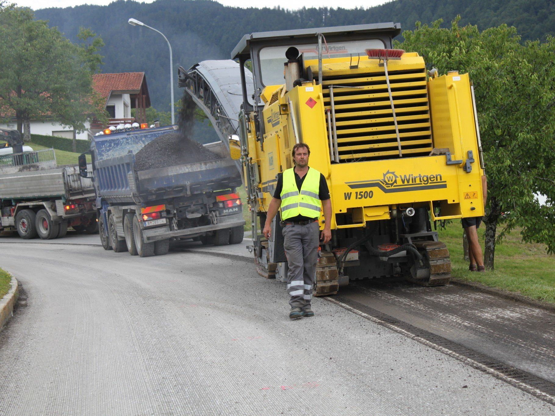 Robert Kostelac und sein Nägele-Tiefbau-Trupp bei den Asphaltierungs-Vorarbeiten Robert Kostelac und sein Nägele-Tiefbau-Trupp bei den Asphaltierungs-Vorarbeiten