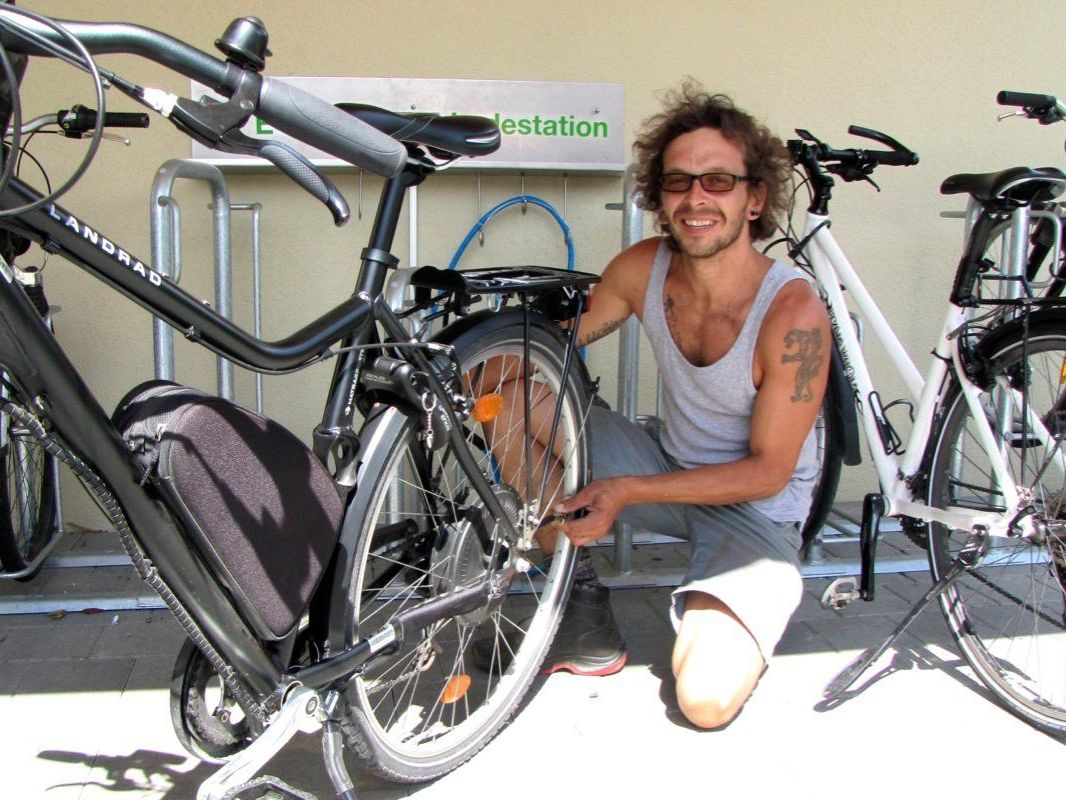 Eine feine Sache, sein Bike direkt im Ortszentrum aufladen zu könne, während man im bugo eine Stärkung einnimmt. Eine feine Sache, sein Bike direkt im Ortszentrum aufladen zu könne, während man im bugo eine Stärkung einnimmt.