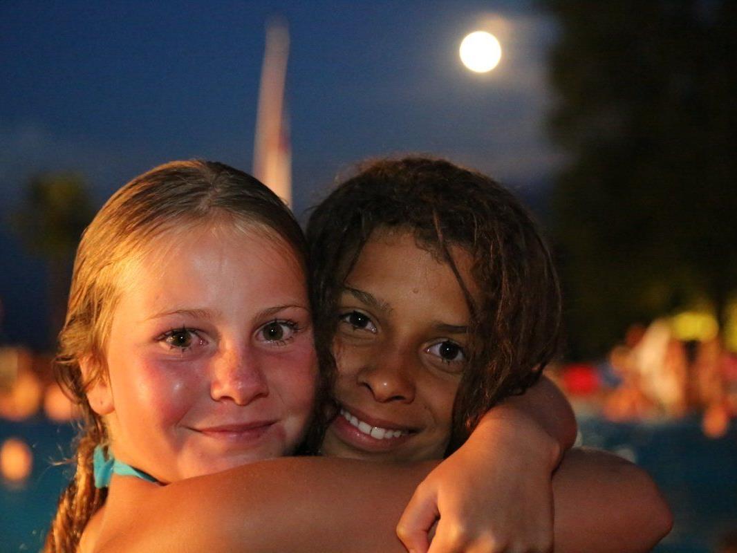 Nadine und Jasmin aus Feldkirch genossen ein tolles Badeerlebnis in der Vollmondnacht