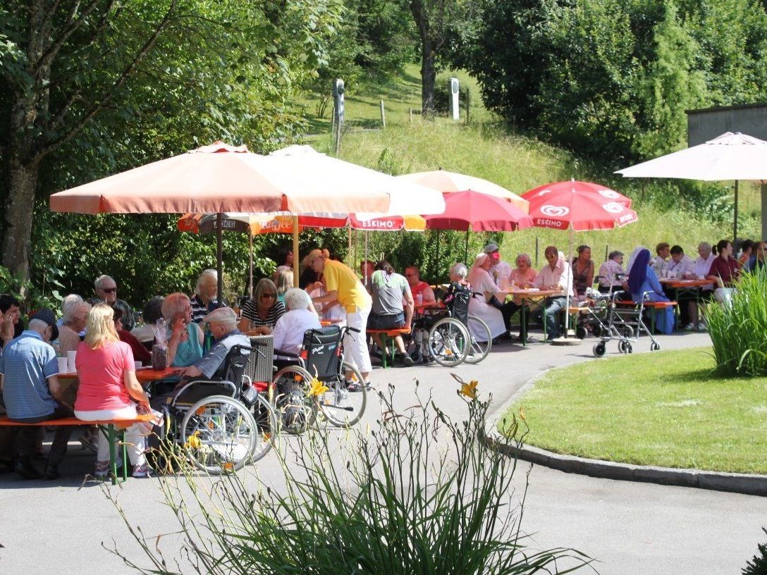 Gemeinsame Feste bringen immer wieder eine willkommene Abwechslung in den Alltag der Heimbewohner. Gemeinsame Feste bringen immer wieder eine willkommene Abwechslung in den Alltag der Heimbewohner.