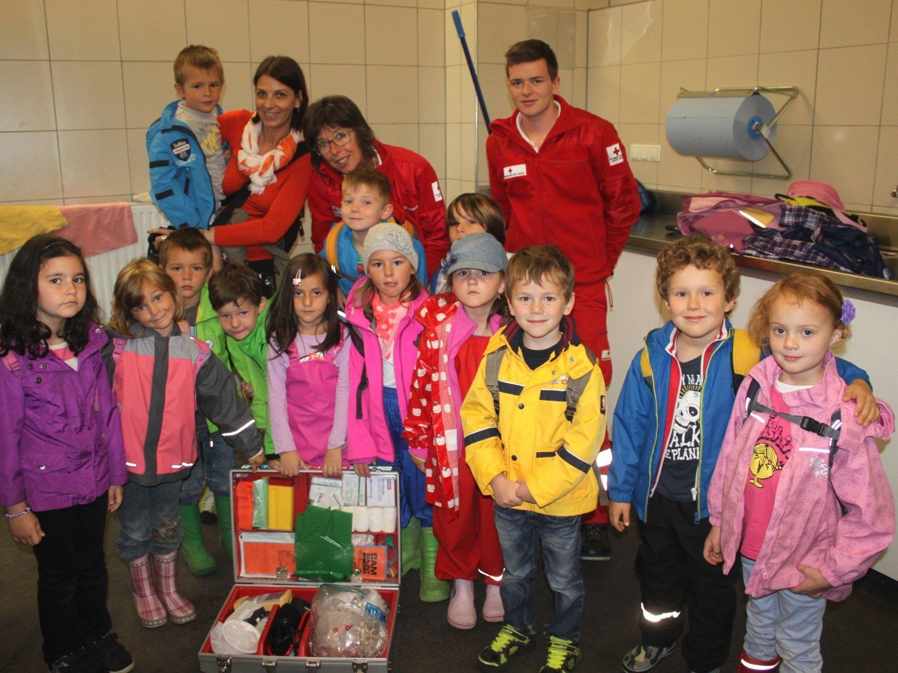 „Kindi-Müsle"-Gruppe: Alles rund um die „Erste Hilfe" im Rettungsstützpunkt Leiblachtal. „Kindi-Müsle"-Gruppe: Alles rund um die „Erste Hilfe" im Rettungsstützpunkt Leiblachtal.