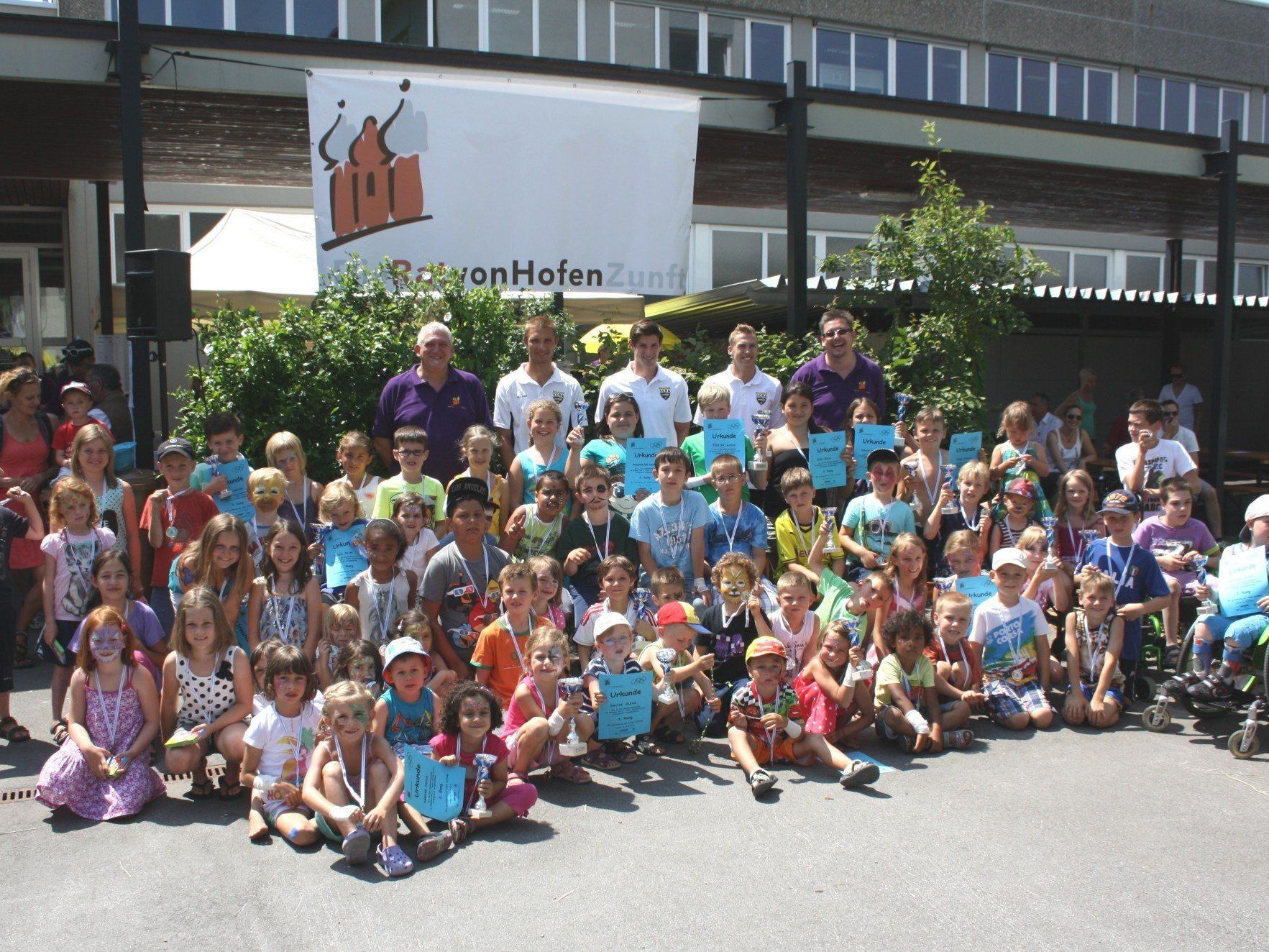 Große Siegerehrung mit gemeinsamem Foto nach einem erfolgreichen „2. Hofer Kinderfest" im Lochauer Schulzentrum. Große Siegerehrung mit gemeinsamem Foto nach einem erfolgreichen „2. Hofer Kinderfest" im Lochauer Schulzentrum.