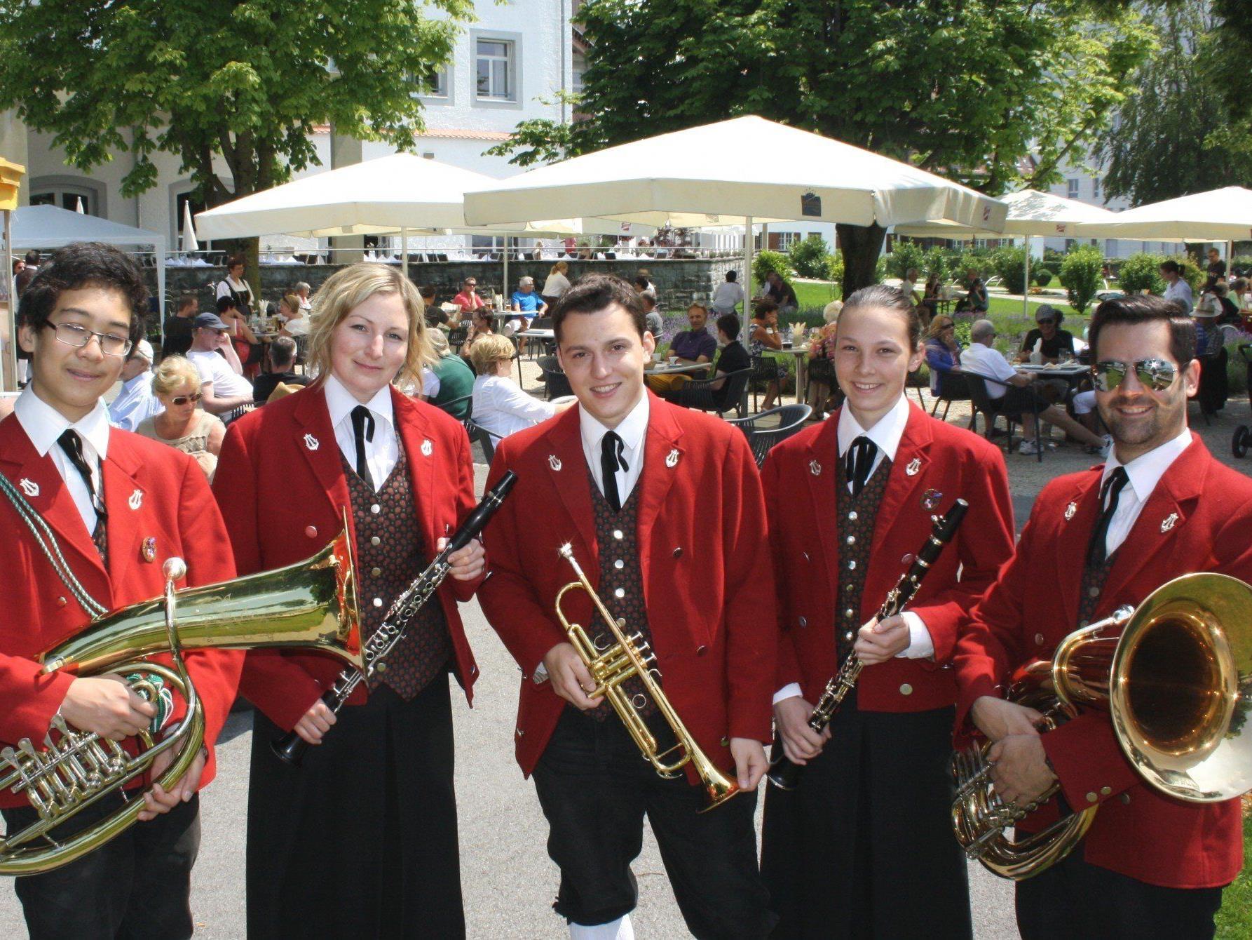 Der „Musikverein Lochau" begeisterte beim zünftigen Blasmusikfrühschoppen die zahlreichen Gäste im Gastgarten des Seehotel Am Kaiserstrand.