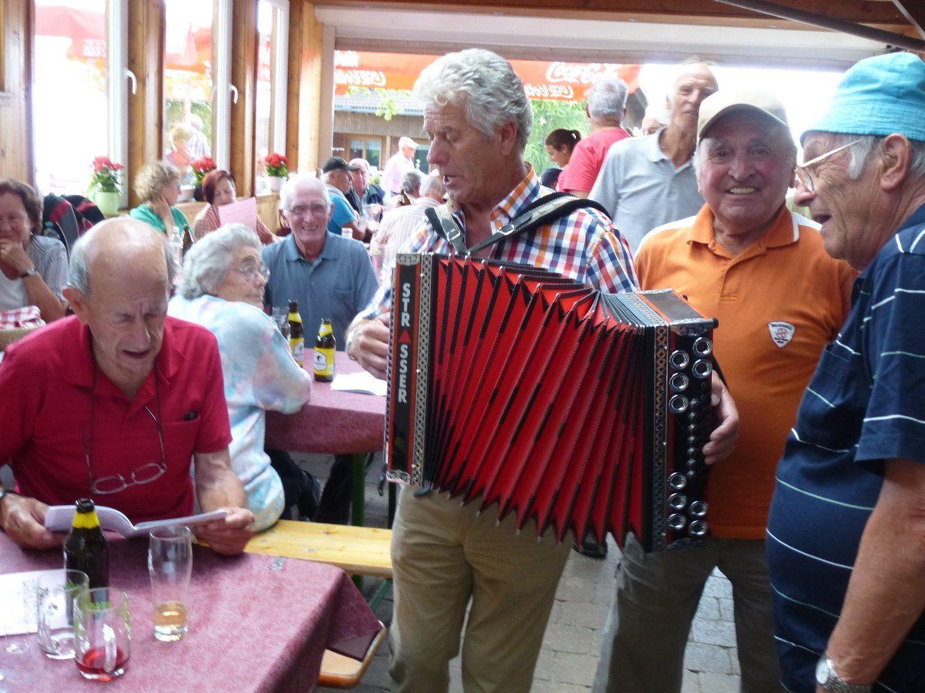 Stimmungsvoller Grillnachmittag der Lochauer Senioren auf dem Fesslerhof in Eichenberg/Schüssellehen.