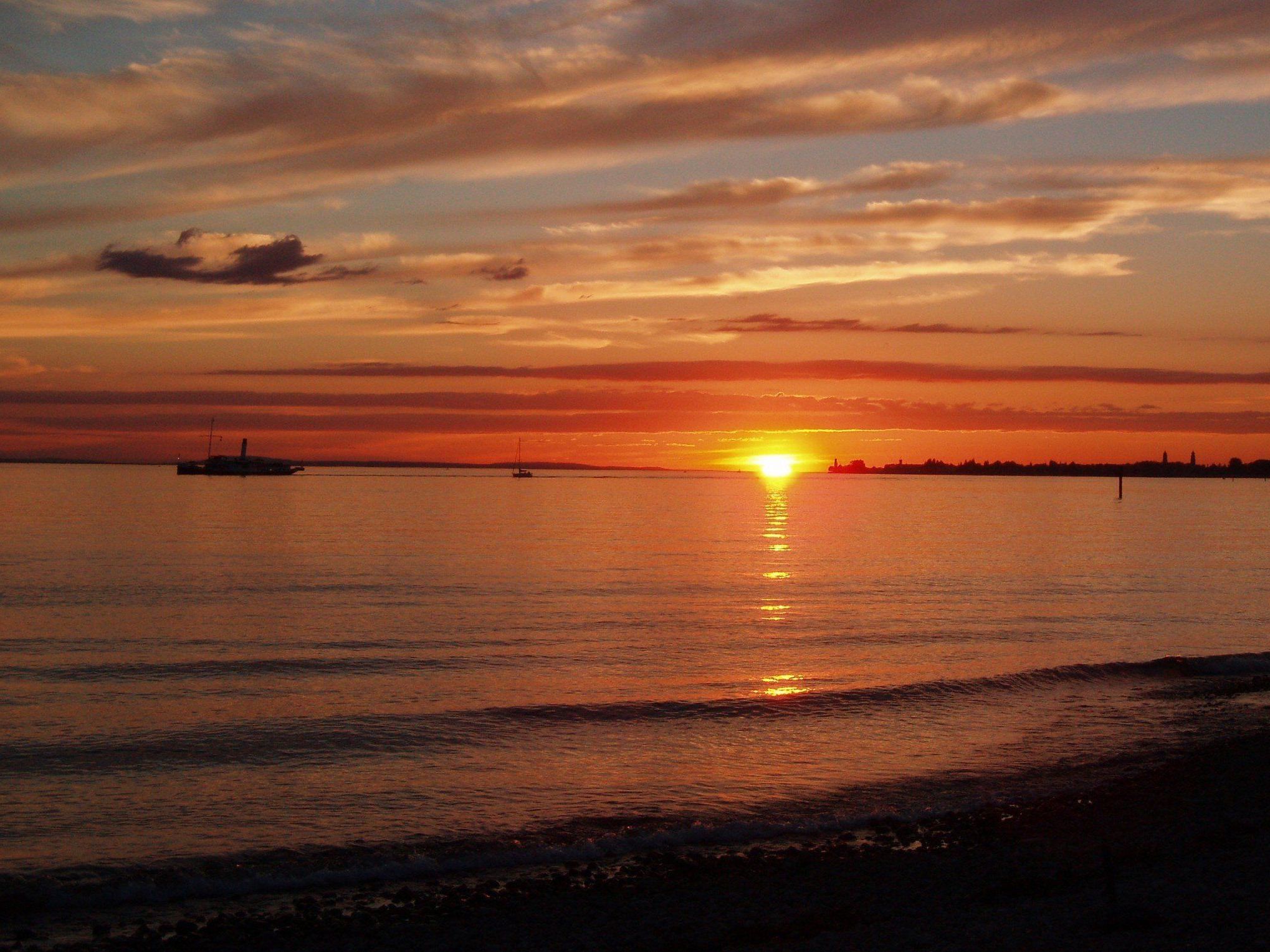 Jeden Donnerstag bei schönem Wetter Terrassen-Zeit mit See-Genuss im Lochauer „Treff am See". Jeden Donnerstag bei schönem Wetter Terrassen-Zeit mit See-Genuss im Lochauer „Treff am See".