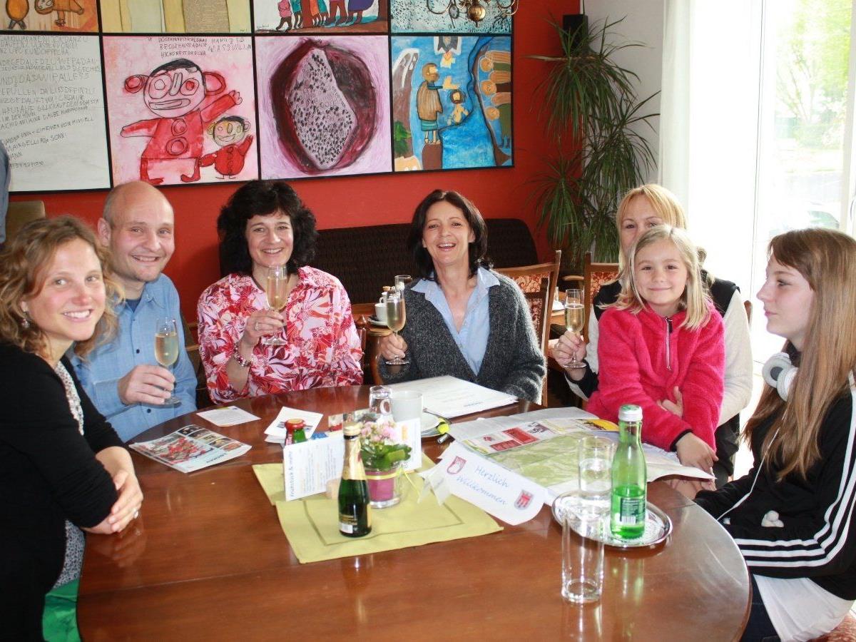Die Bodenseegemeinde Lochau begrüßt ihre neuen Bürgerinnen und Bürger beim „Willkommenstreff" im Cafe des Brockenhauses.