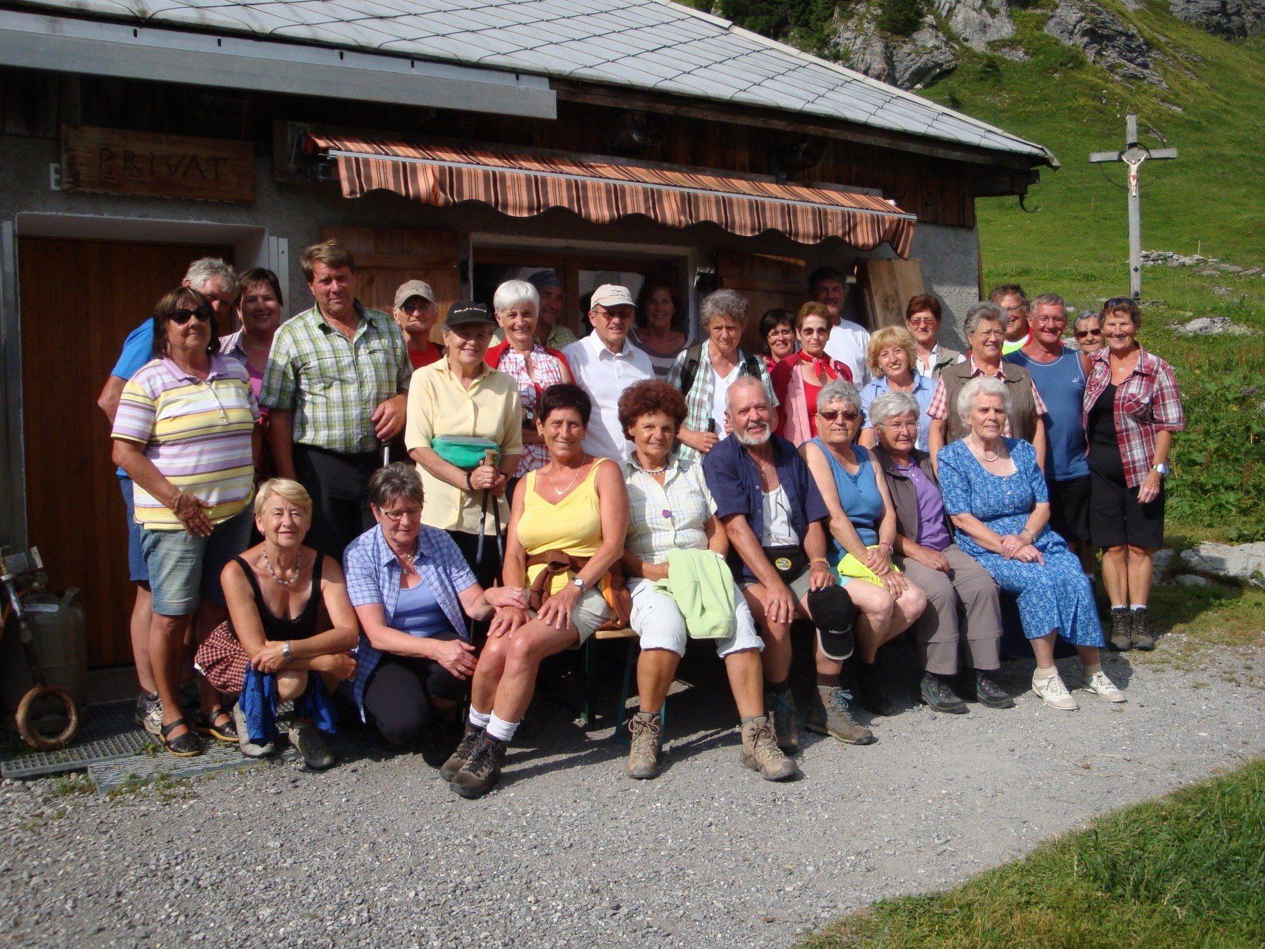 Begeisterte Wanderer beim PVÖ Mittel/ Hinterwald