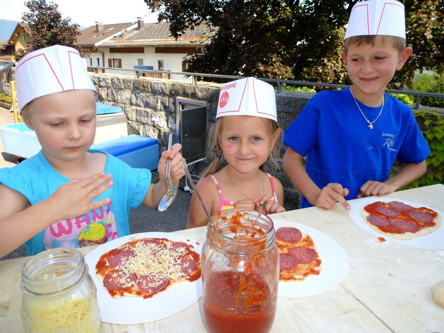 Die Kinder genossen die "Pizzabäckerei" mitten auf dem Dorfplatz.