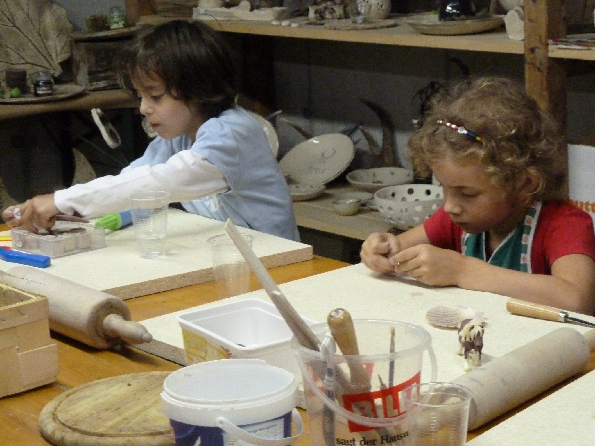 Frau Ellen Wachter freut sich auf viele kleine „TöpfermeisterInnen". Frau Ellen Wachter freut sich auf viele kleine „TöpfermeisterInnen".