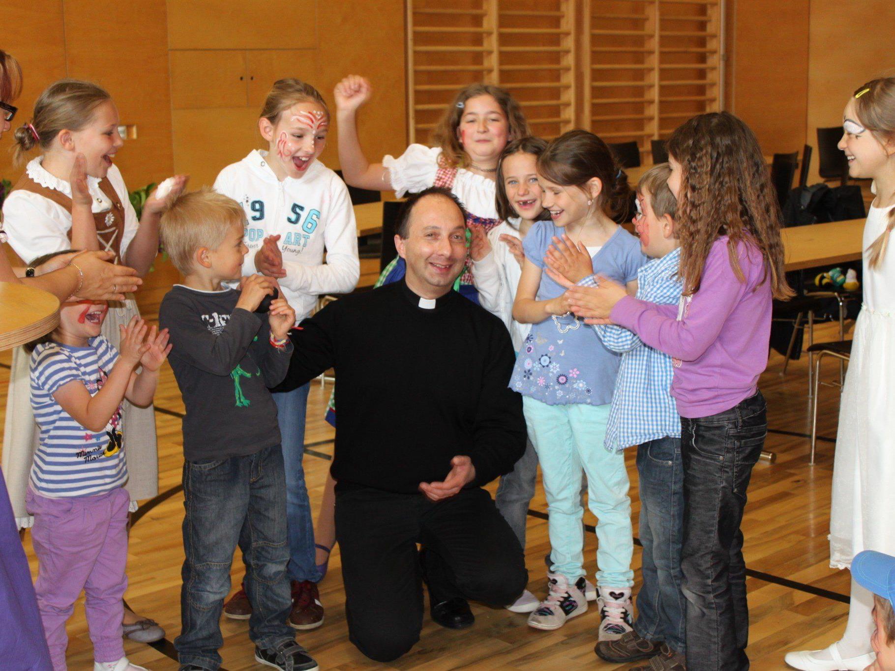 Pfarrer Pio Reinprecht ist auch bei den Kindern sehr beliebt